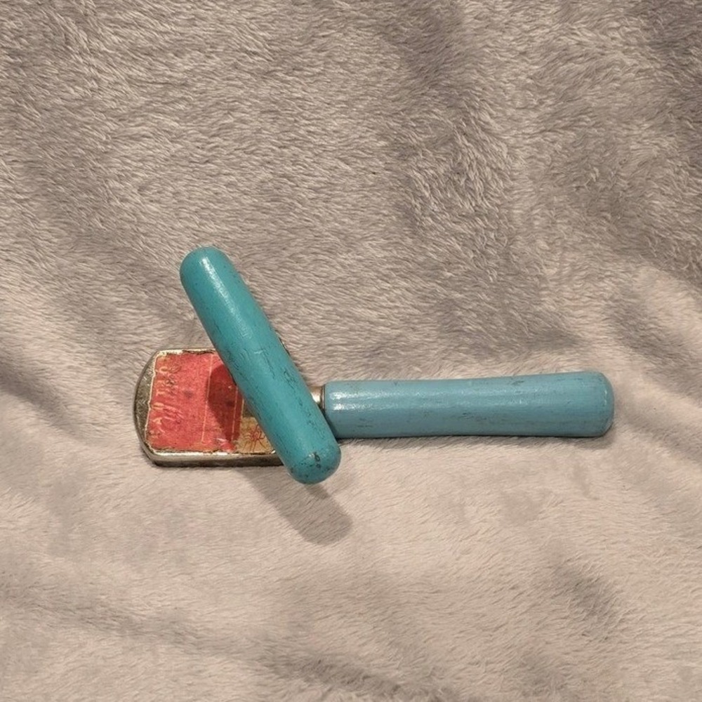 Vintage 40s Edlund Junior No. 5 Can Opener Turquoise Blue Wood Handles USA Made